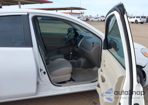 2013 Nissan Versa 1.6 Sv z USA, uszkodzony, nr VIN 3N1CN7AP5DL852875